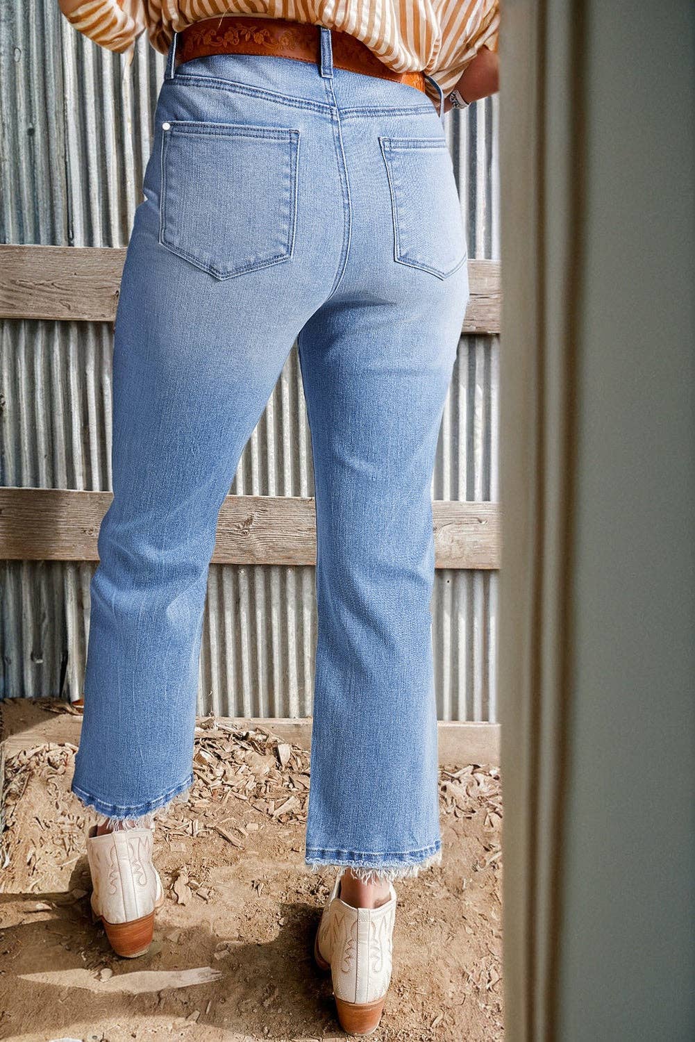High Waist Flared Jeans with Raw Hem: Sail Blue / 71%Cotton+27.5%Polyester+1.5%Elastane / 10