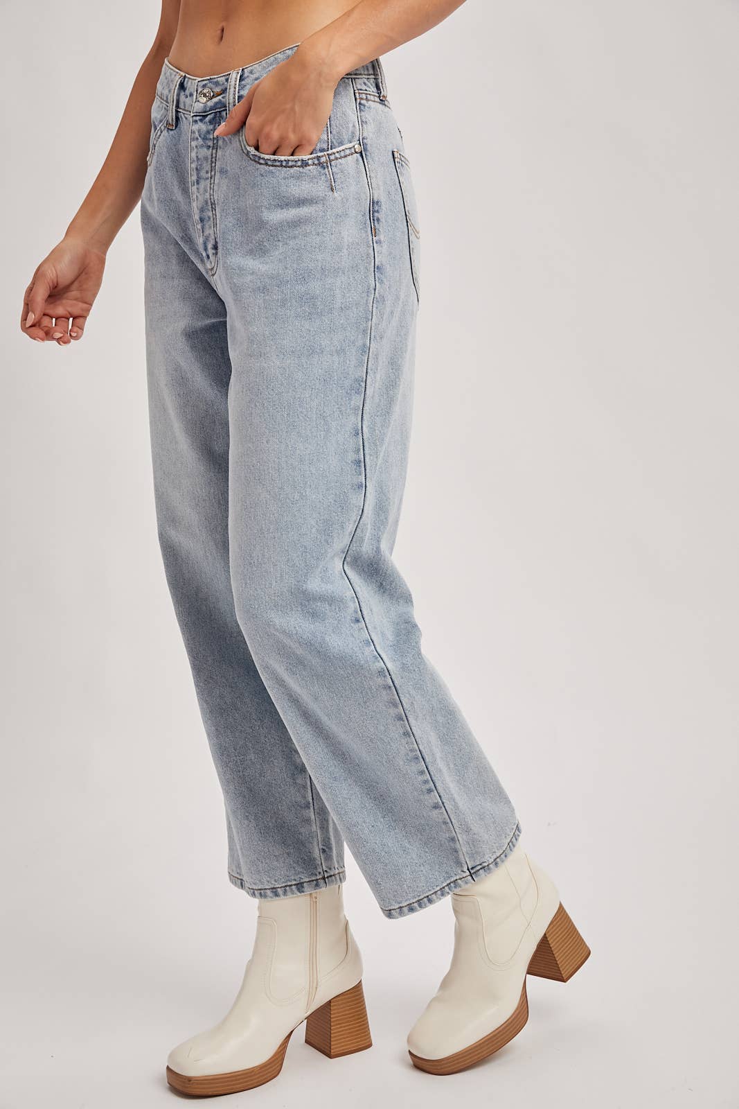 DENIM MID-RISE WIDE LEG CROPPED JEANS: MED.WASH / L