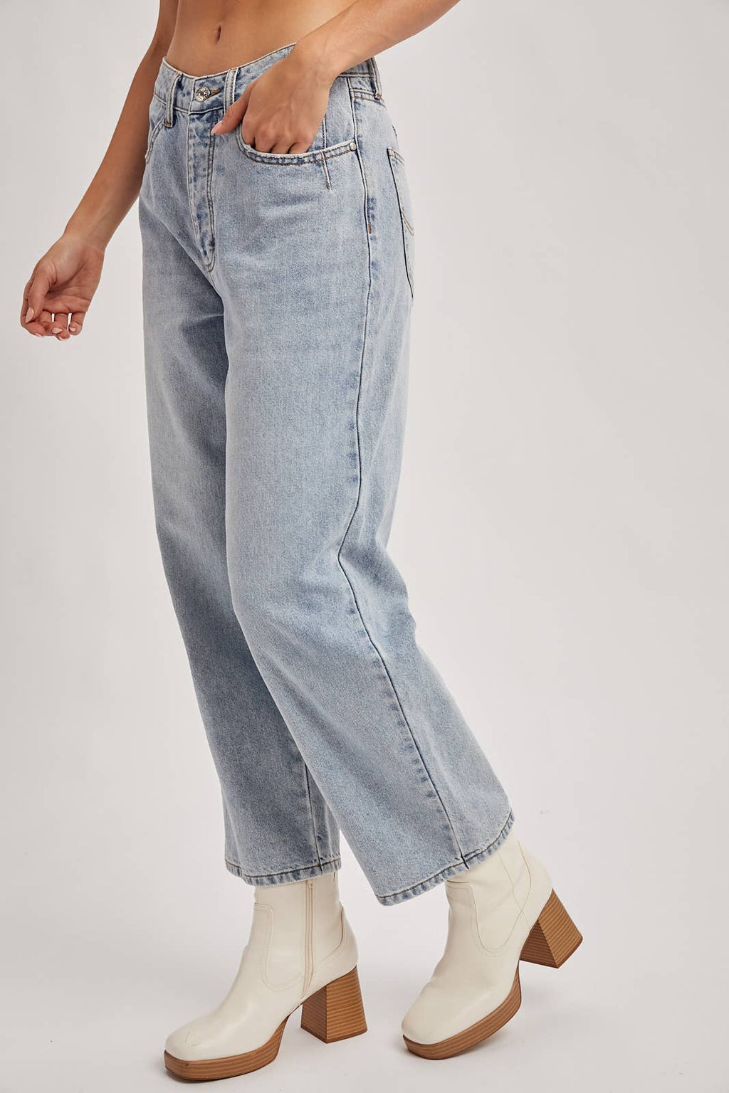 DENIM MID-RISE WIDE LEG CROPPED JEANS: MED.WASH / S