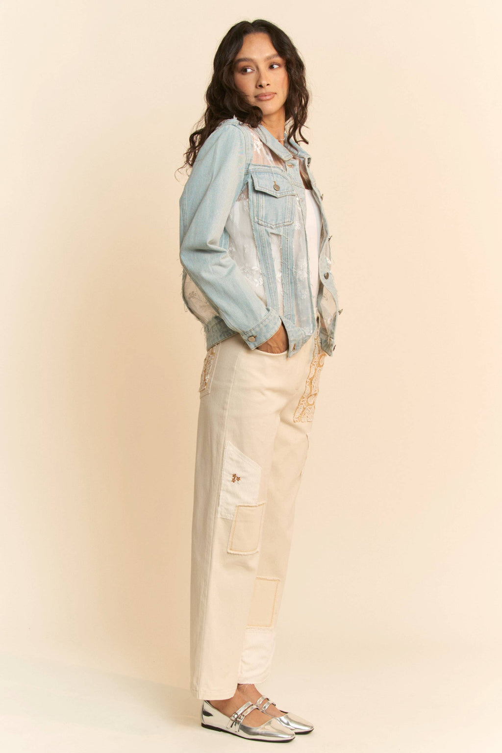 FLORAL EMBROIDERED PANNEL DETAIL DENIM JACKET: White Denim / S