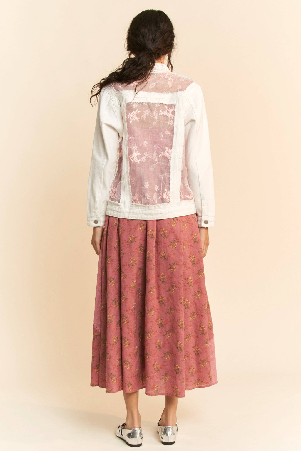 FLORAL EMBROIDERED PANNEL DETAIL DENIM JACKET: White Denim / L