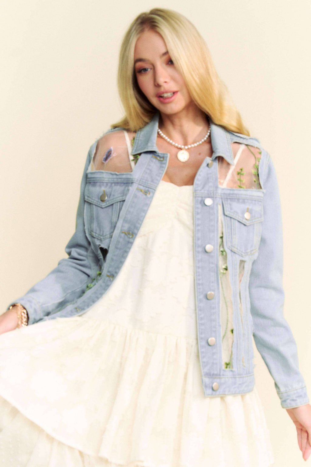 FLORAL EMBROIDERY MESH BUTTON DOWN DENIM JACKET: Denim / S