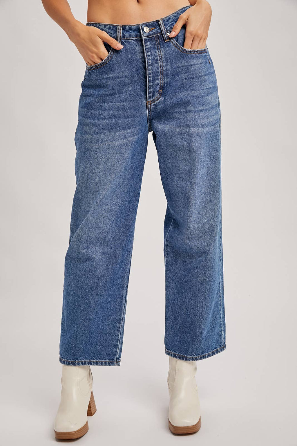 DENIM MID-RISE WIDE LEG CROPPED JEANS: MED.WASH / L