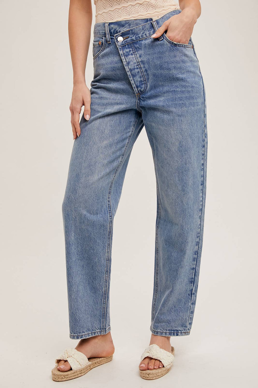 DENIM ASYMMETRICAL WAIST STRAIGHT LEG JEANS: LT.WASH / S