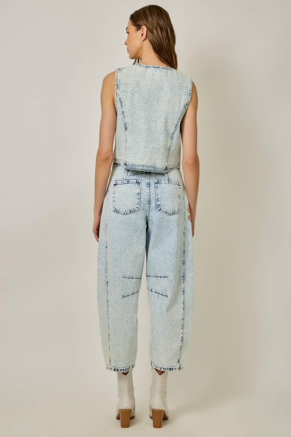 71150 Floral Printed Denim Barrel Jeans: Light Washed Denim / Large