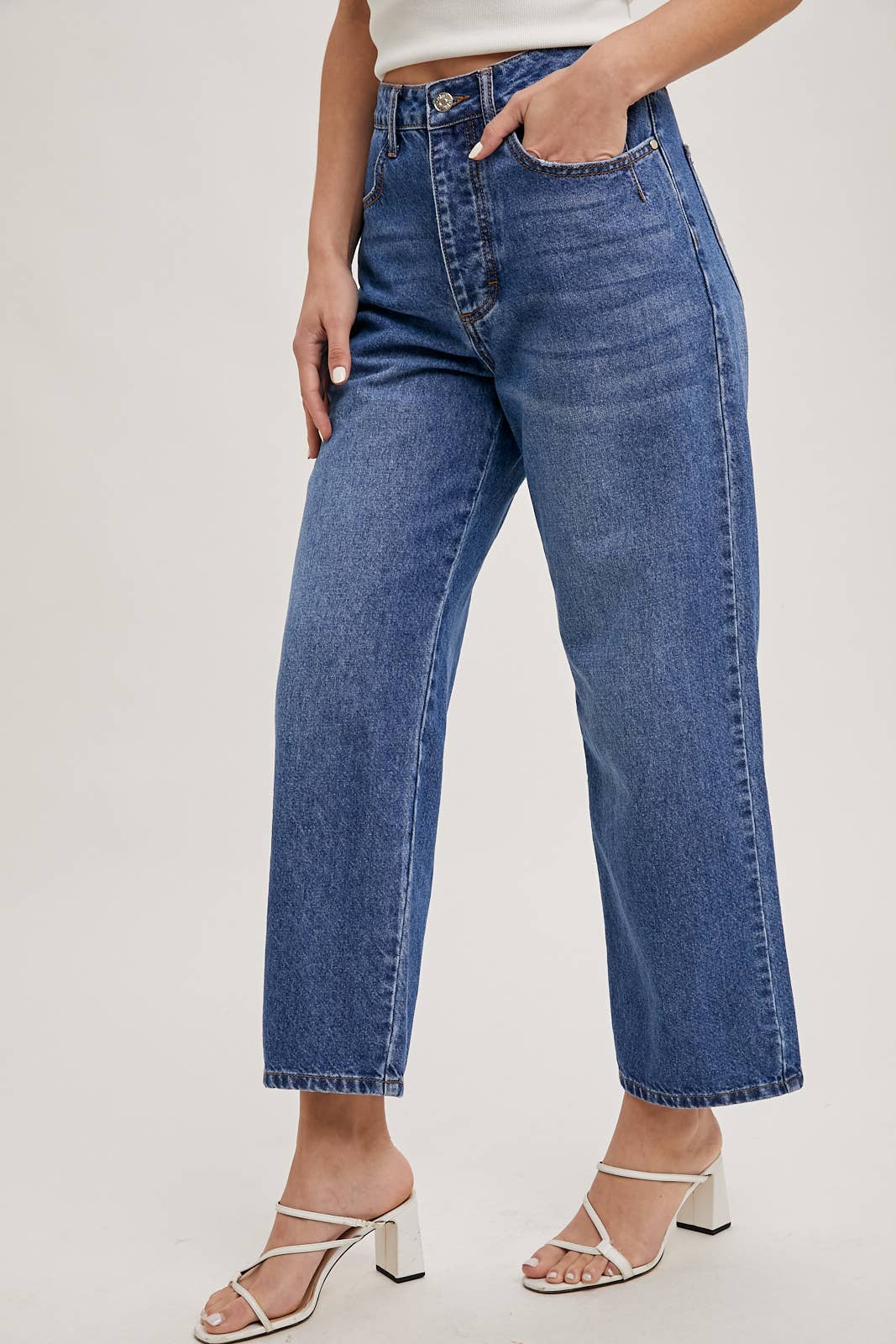 DENIM MID-RISE WIDE LEG CROPPED JEANS: MED.WASH / L