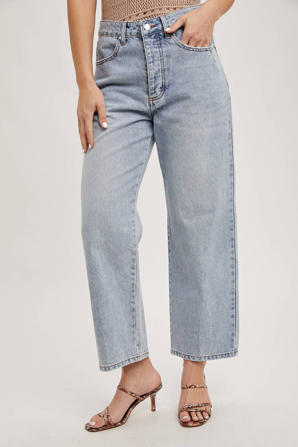 DENIM MID-RISE WIDE LEG CROPPED JEANS: MED.WASH / L