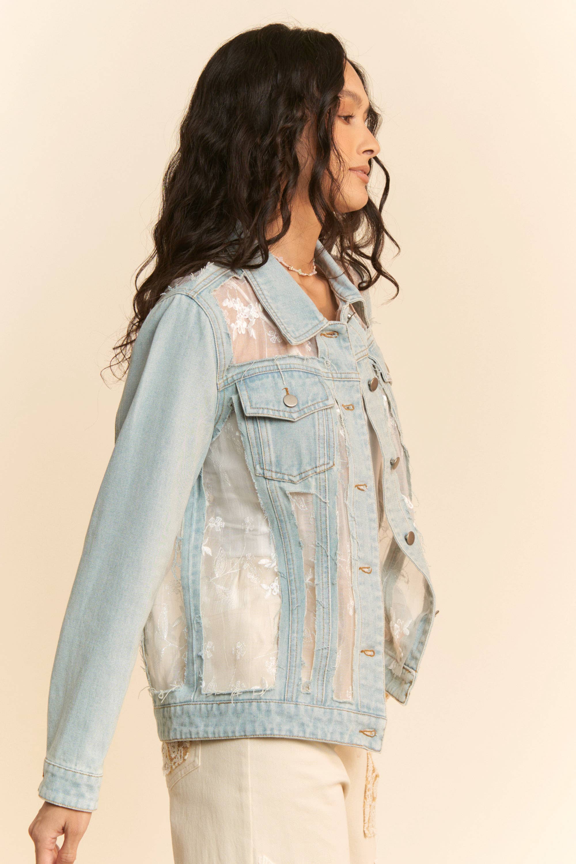 FLORAL EMBROIDERED PANNEL DETAIL DENIM JACKET: White Denim / L