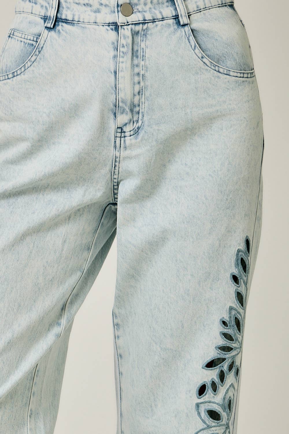 71022 Eyelet Embroidered Straight Leg Mom Jeans: Ivory / Small