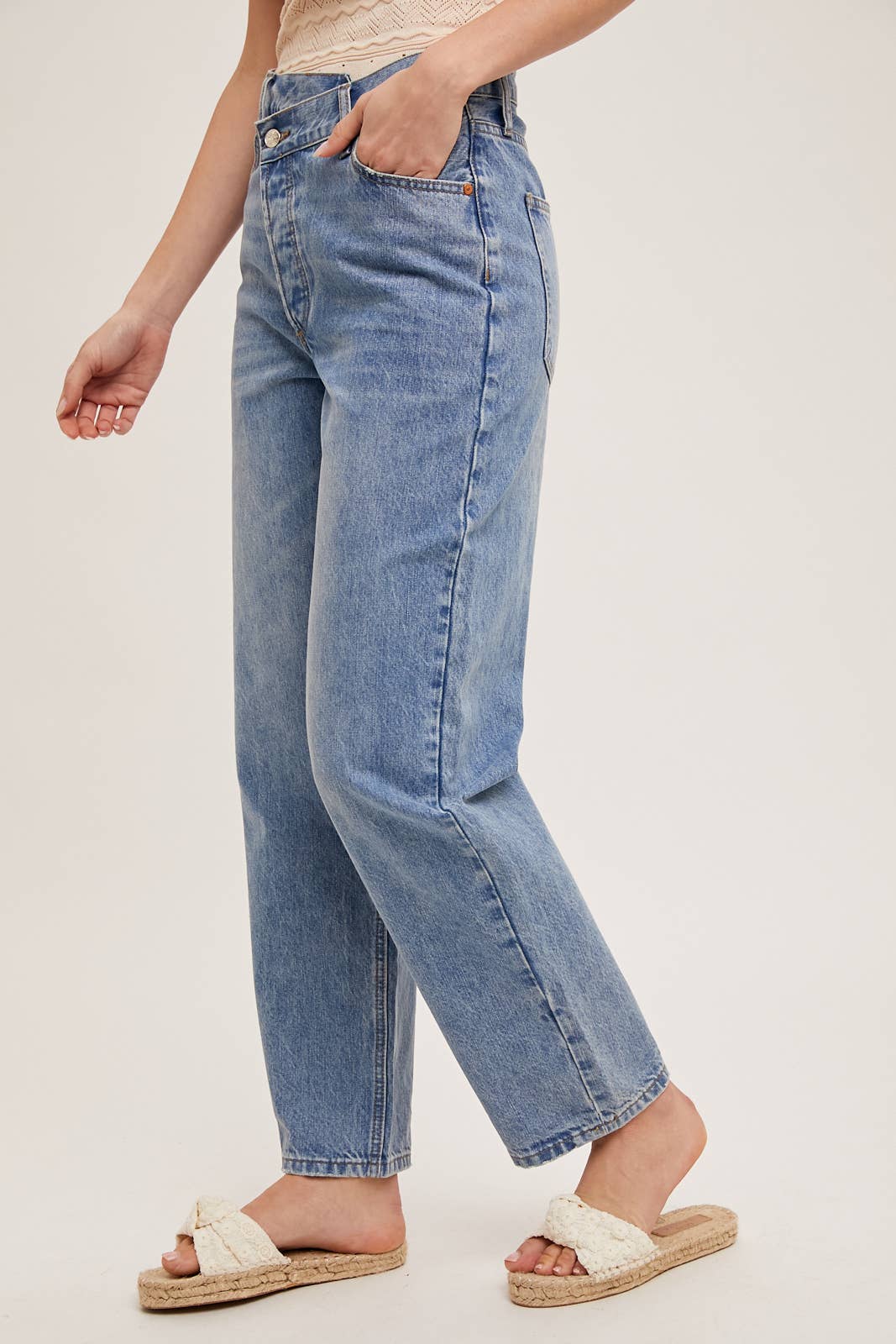 DENIM ASYMMETRICAL WAIST STRAIGHT LEG JEANS: MED.WASH / M