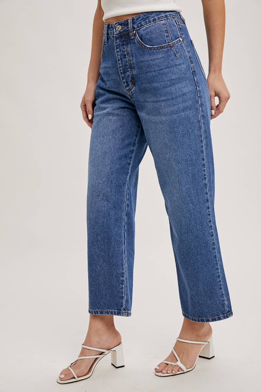 DENIM MID-RISE WIDE LEG CROPPED JEANS: MED.WASH / L