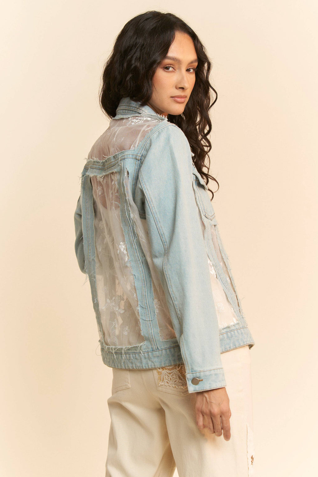 FLORAL EMBROIDERED PANNEL DETAIL DENIM JACKET: White Denim / L