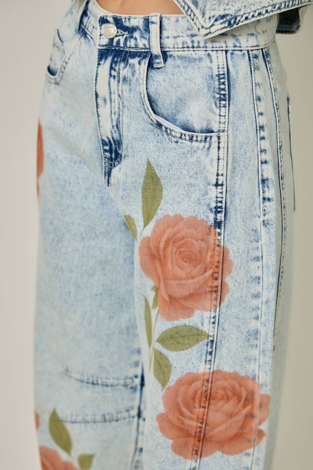 71150 Floral Printed Denim Barrel Jeans: Light Washed Denim / Large