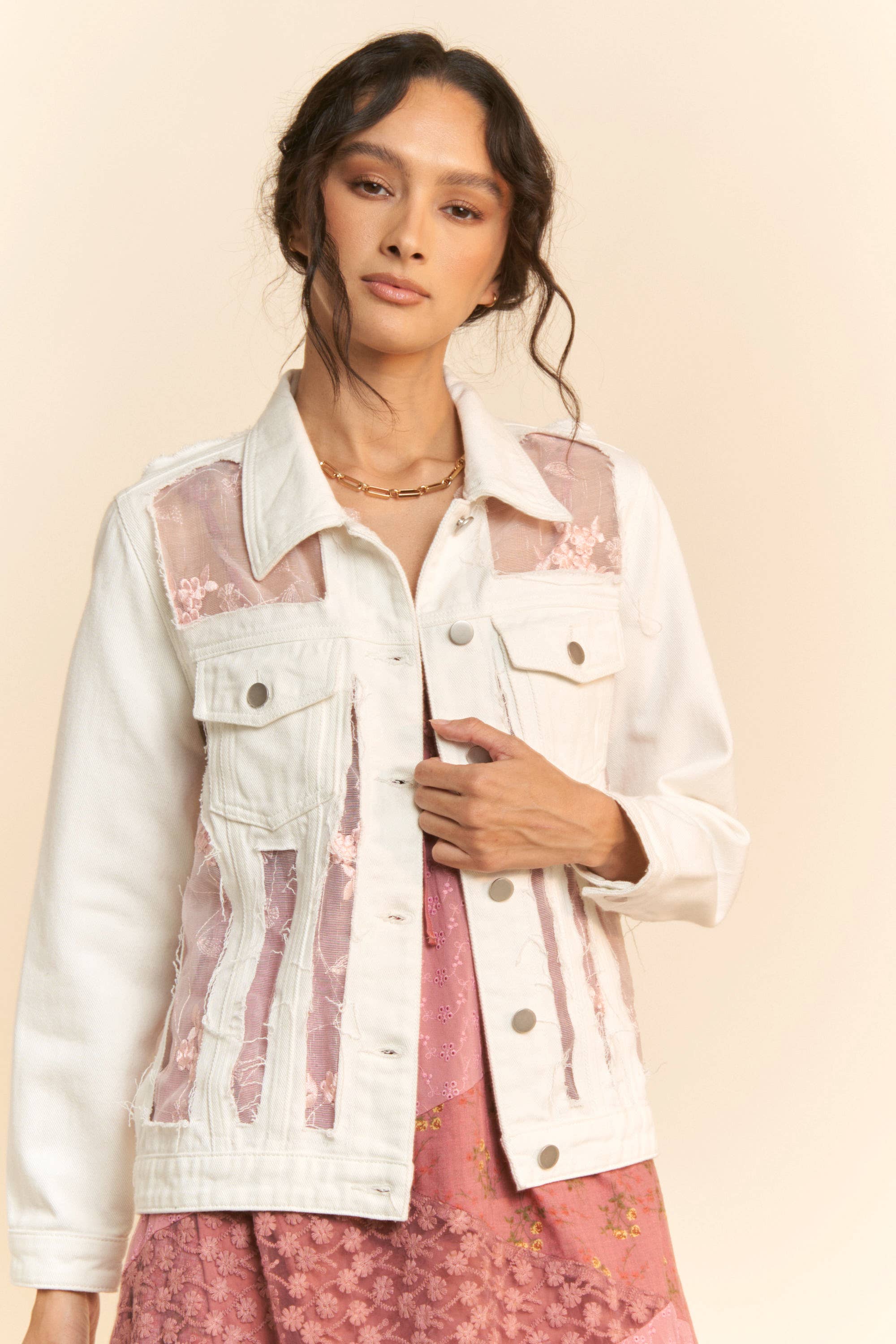 FLORAL EMBROIDERED PANNEL DETAIL DENIM JACKET: White Denim / L