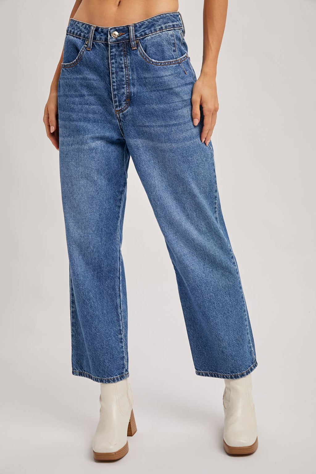 DENIM MID-RISE WIDE LEG CROPPED JEANS: MED.WASH / S