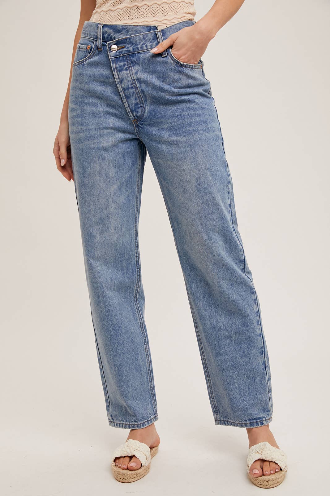 DENIM ASYMMETRICAL WAIST STRAIGHT LEG JEANS: MED.WASH / M