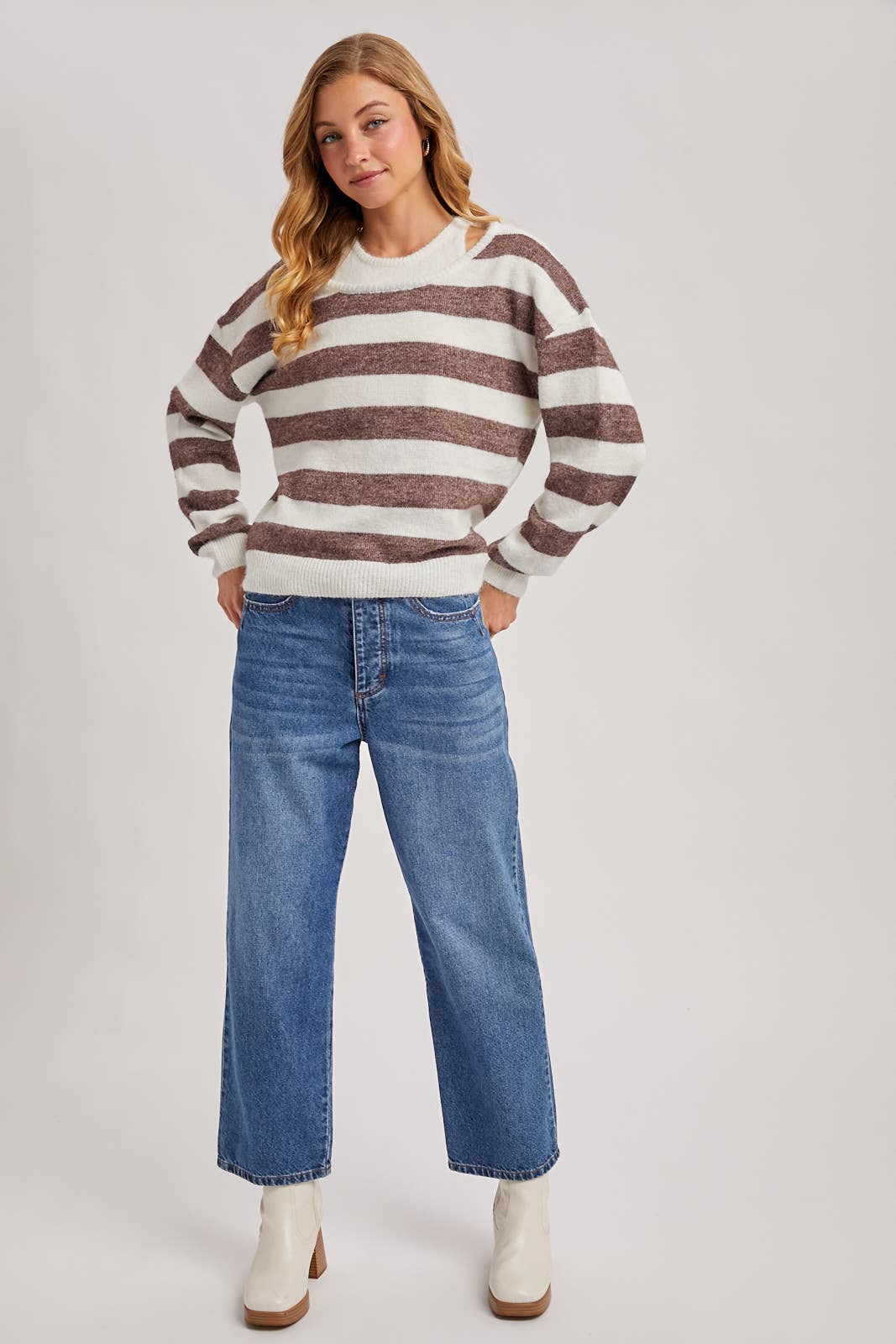 DENIM MID-RISE WIDE LEG CROPPED JEANS: MED.WASH / S