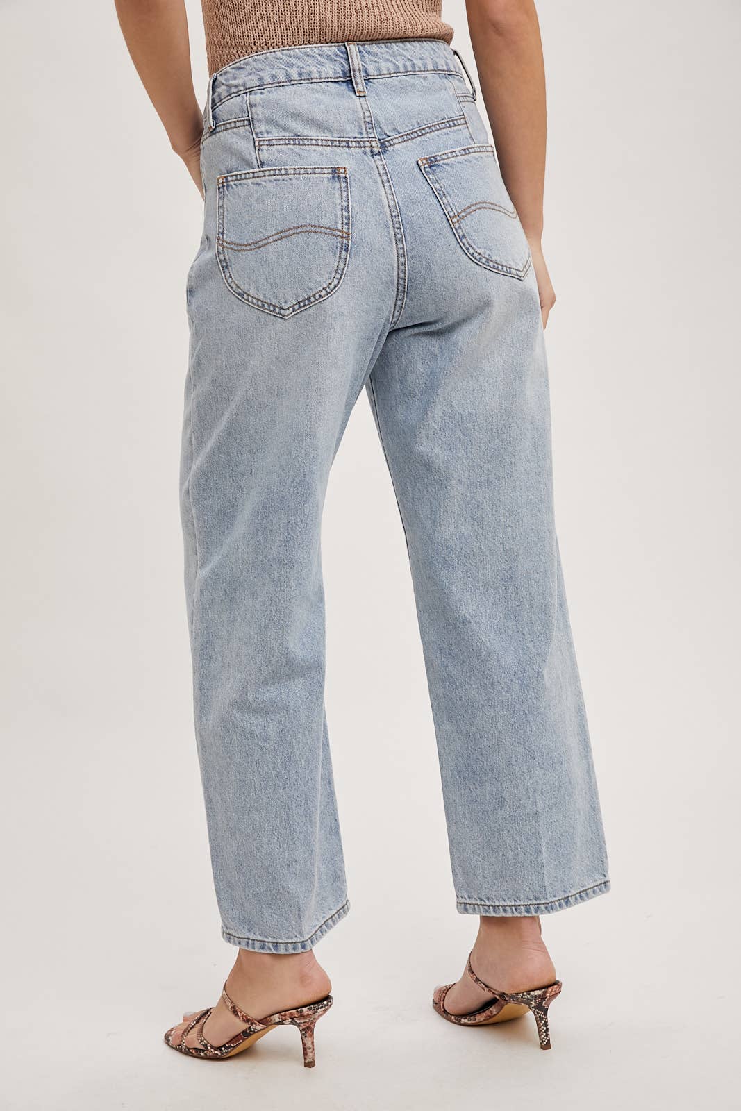 DENIM MID-RISE WIDE LEG CROPPED JEANS: MED.WASH / L