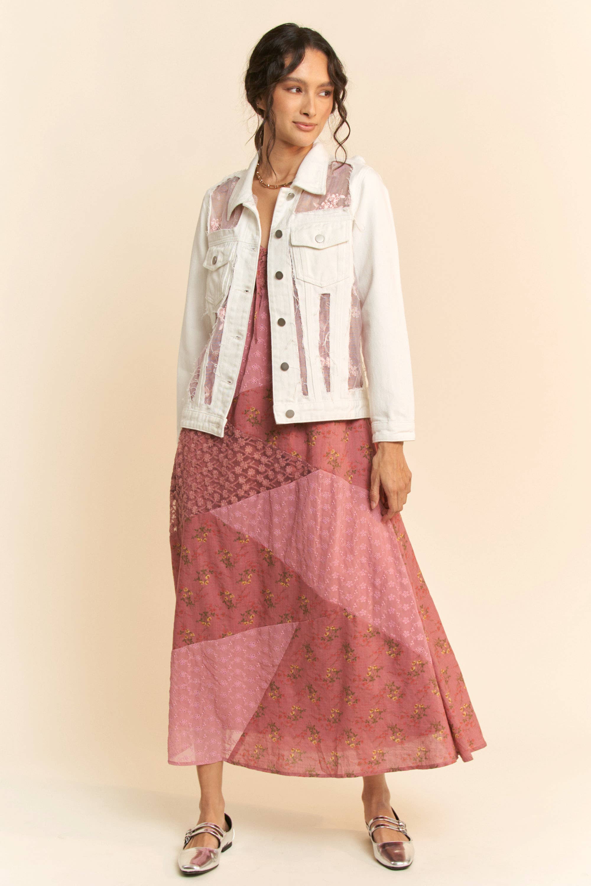 FLORAL EMBROIDERED PANNEL DETAIL DENIM JACKET: White Denim / S
