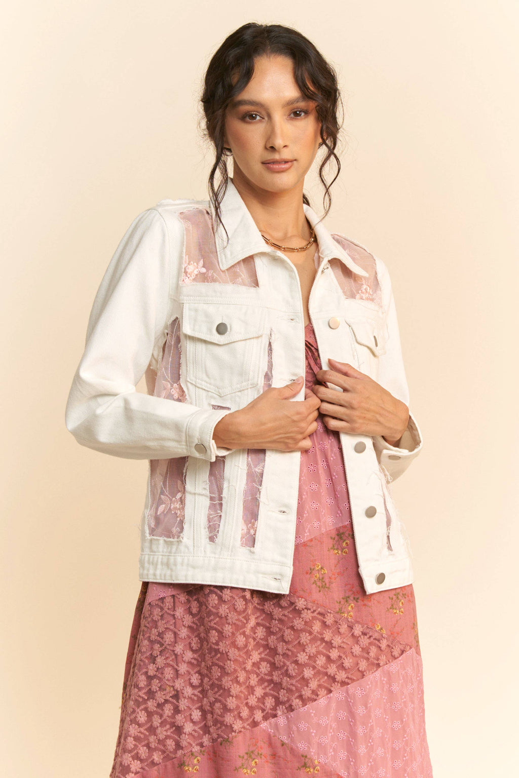 FLORAL EMBROIDERED PANNEL DETAIL DENIM JACKET: White Denim / S