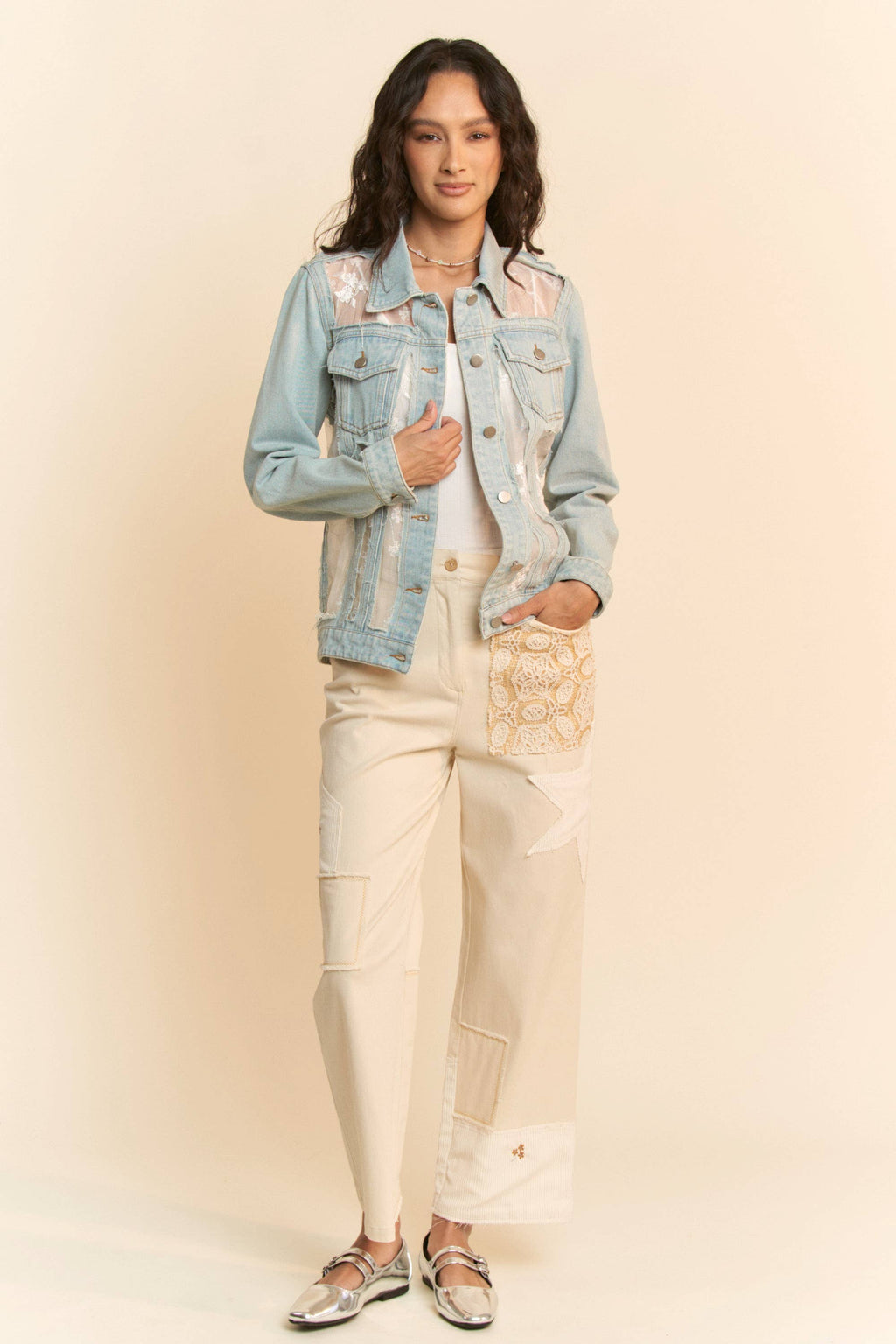 FLORAL EMBROIDERED PANNEL DETAIL DENIM JACKET: White Denim / L
