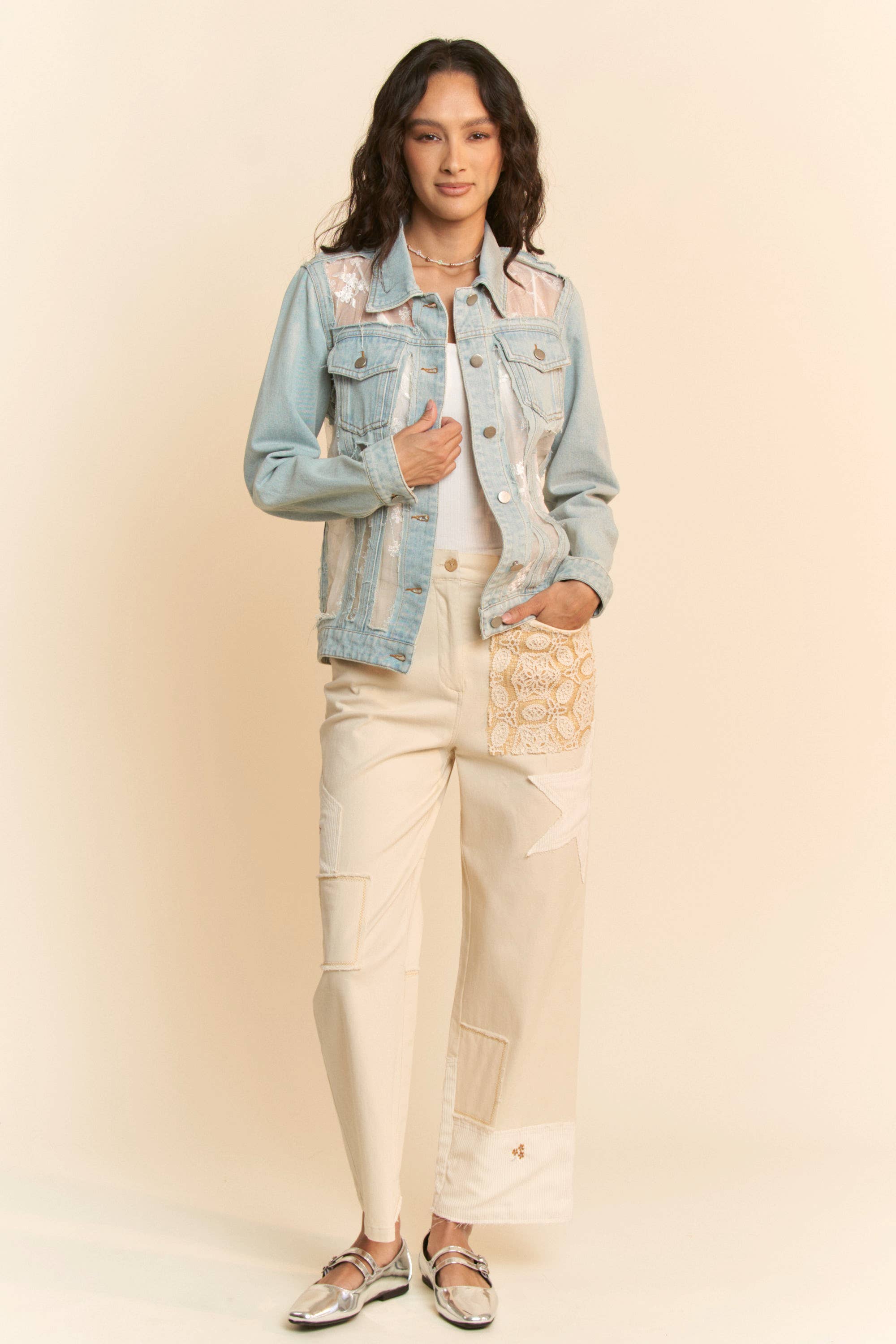 FLORAL EMBROIDERED PANNEL DETAIL DENIM JACKET: White Denim / L