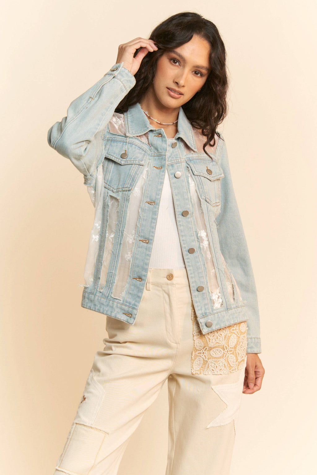FLORAL EMBROIDERED PANNEL DETAIL DENIM JACKET: White Denim / L