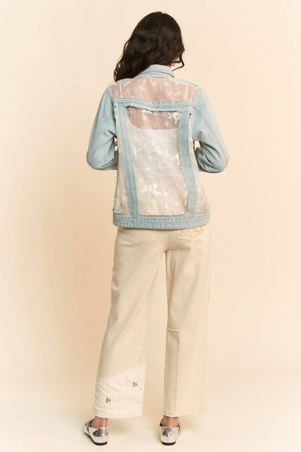 FLORAL EMBROIDERED PANNEL DETAIL DENIM JACKET: White Denim / L