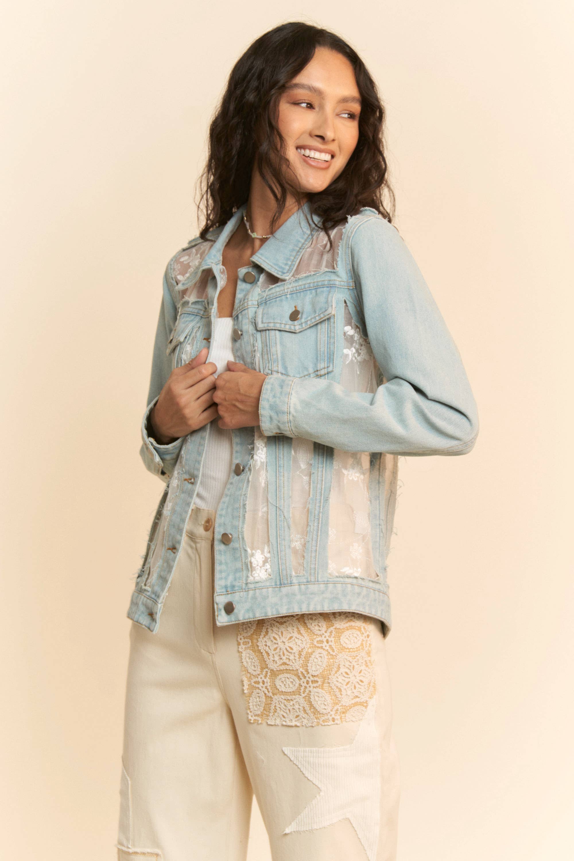 FLORAL EMBROIDERED PANNEL DETAIL DENIM JACKET: White Denim / L