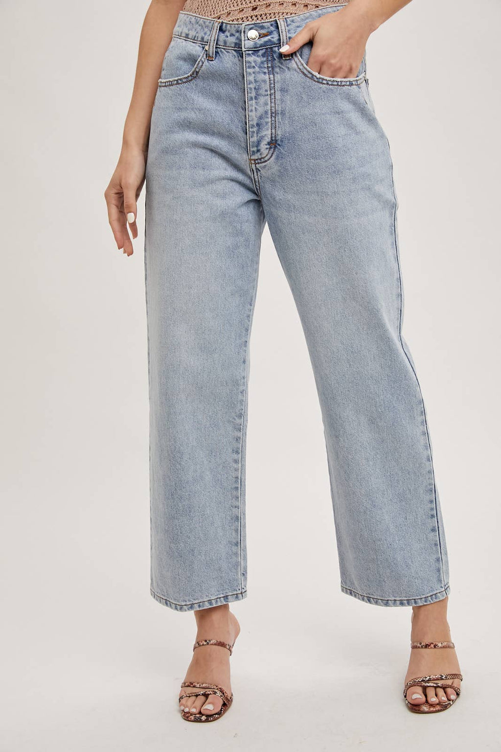 DENIM MID-RISE WIDE LEG CROPPED JEANS: MED.WASH / S