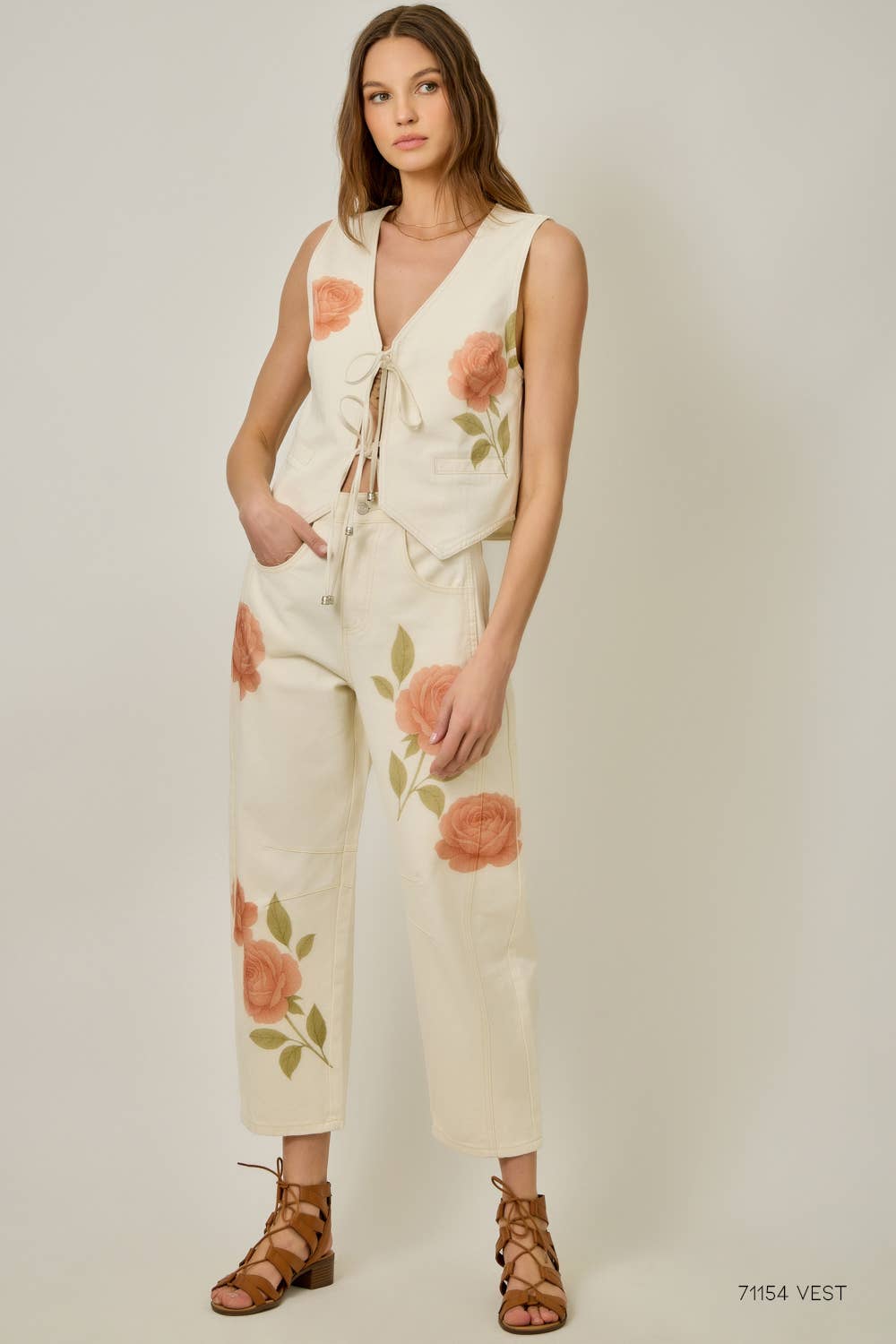 71150 Floral Printed Denim Barrel Jeans: Light Washed Denim / Large