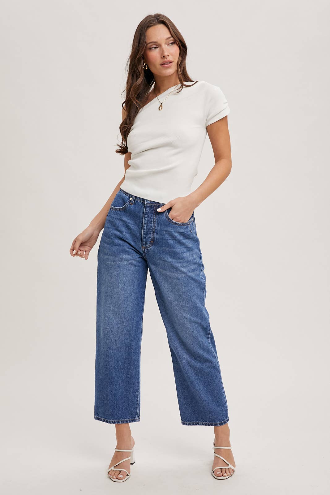 DENIM MID-RISE WIDE LEG CROPPED JEANS: MED.WASH / S