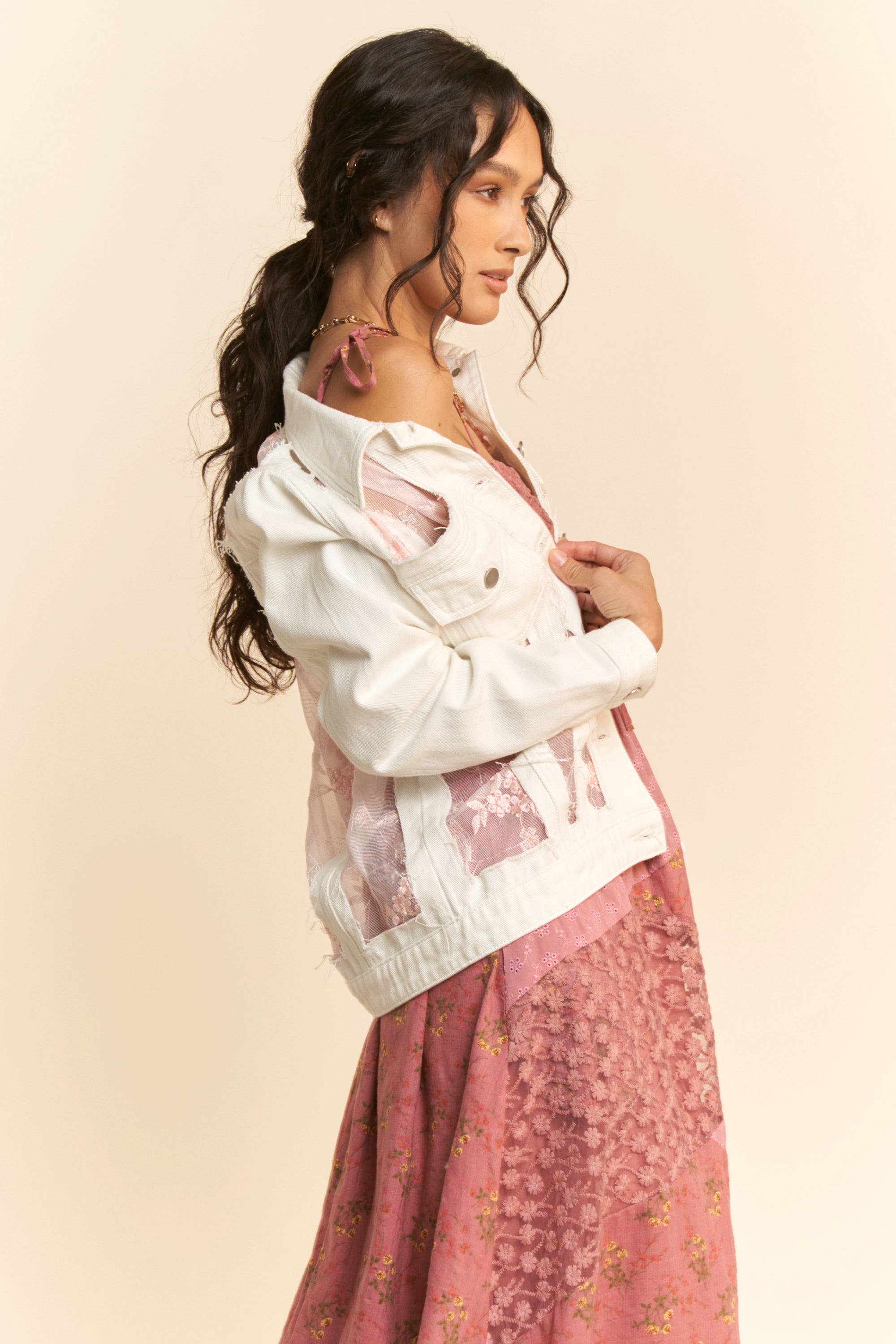 FLORAL EMBROIDERED PANNEL DETAIL DENIM JACKET: White Denim / S