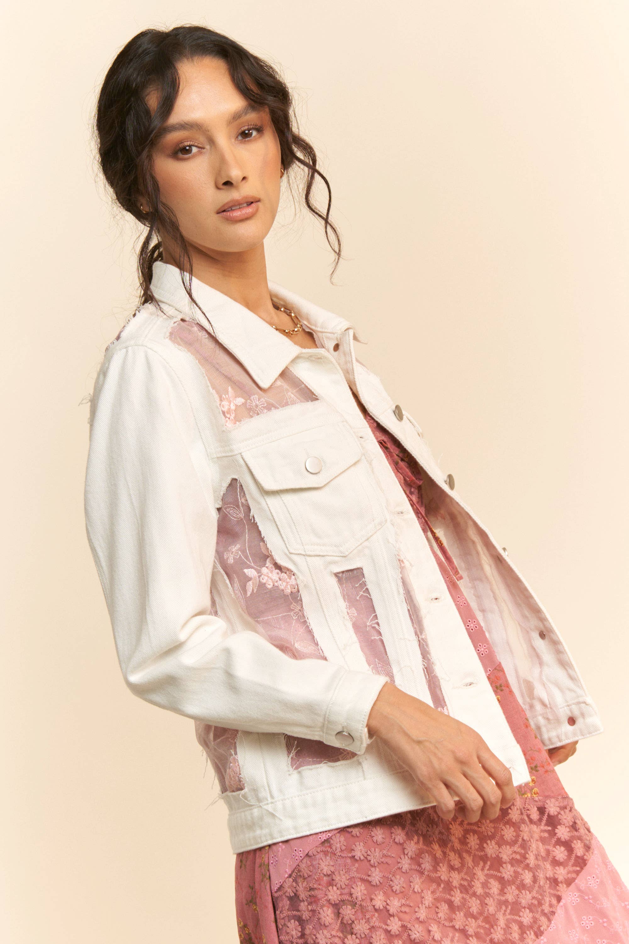 FLORAL EMBROIDERED PANNEL DETAIL DENIM JACKET: White Denim / L