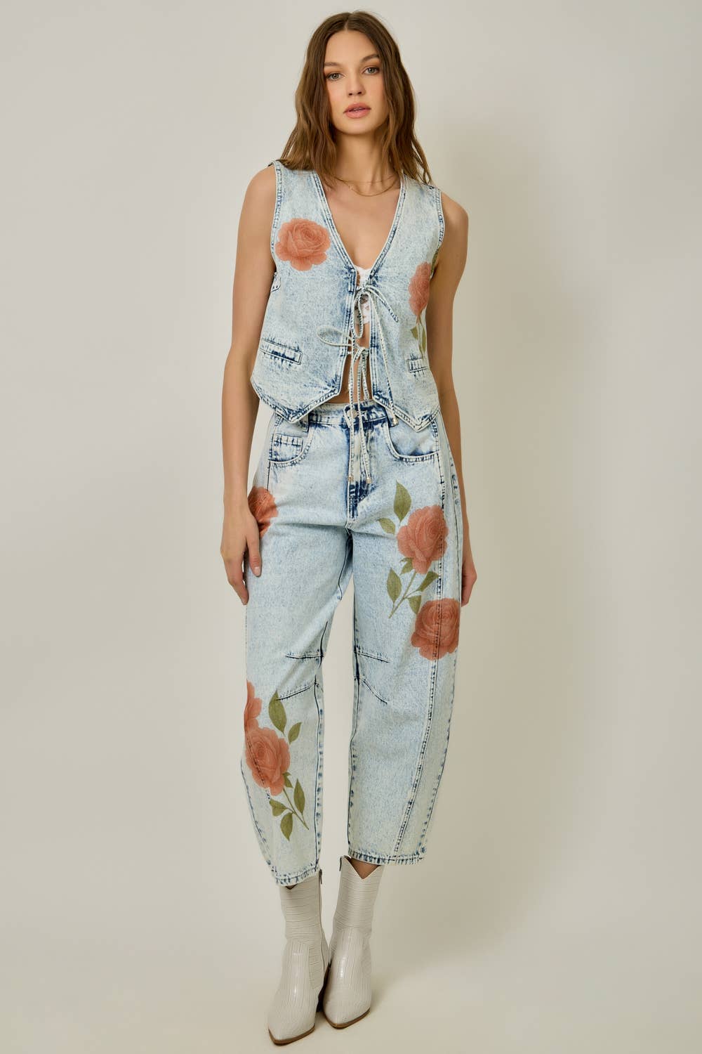 71150 Floral Printed Denim Barrel Jeans: Light Washed Denim / Large