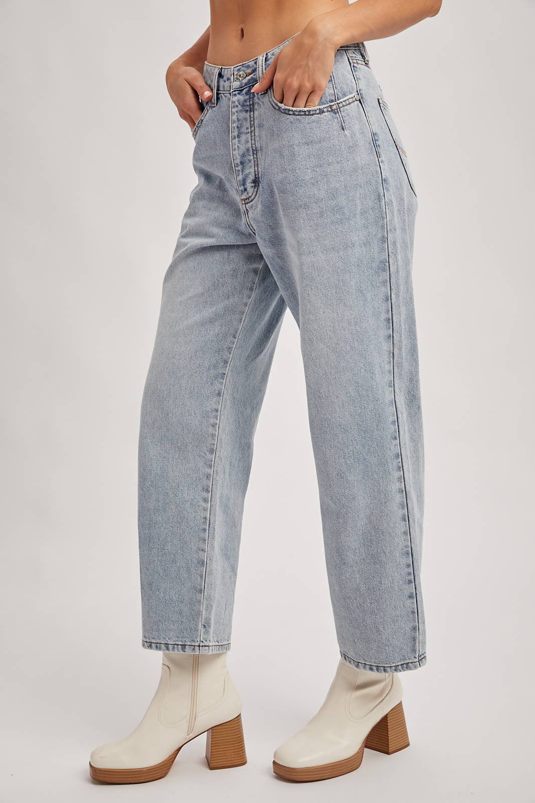 DENIM MID-RISE WIDE LEG CROPPED JEANS: MED.WASH / L