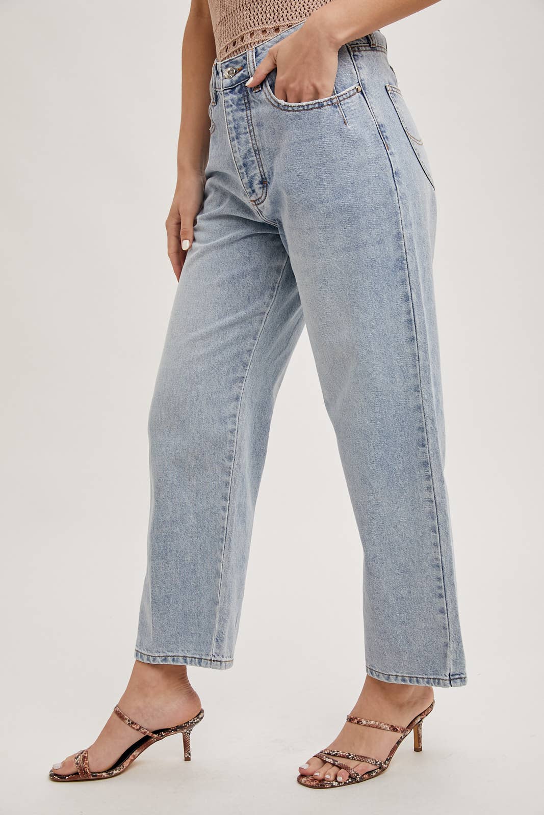 DENIM MID-RISE WIDE LEG CROPPED JEANS: MED.WASH / S
